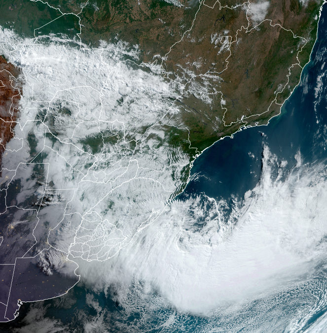 Imagem do satélite GOES-16, canal visível, às 10h10h do horário local sobre o ciclone que afeta o tempo em SC no mês de julho de 2023