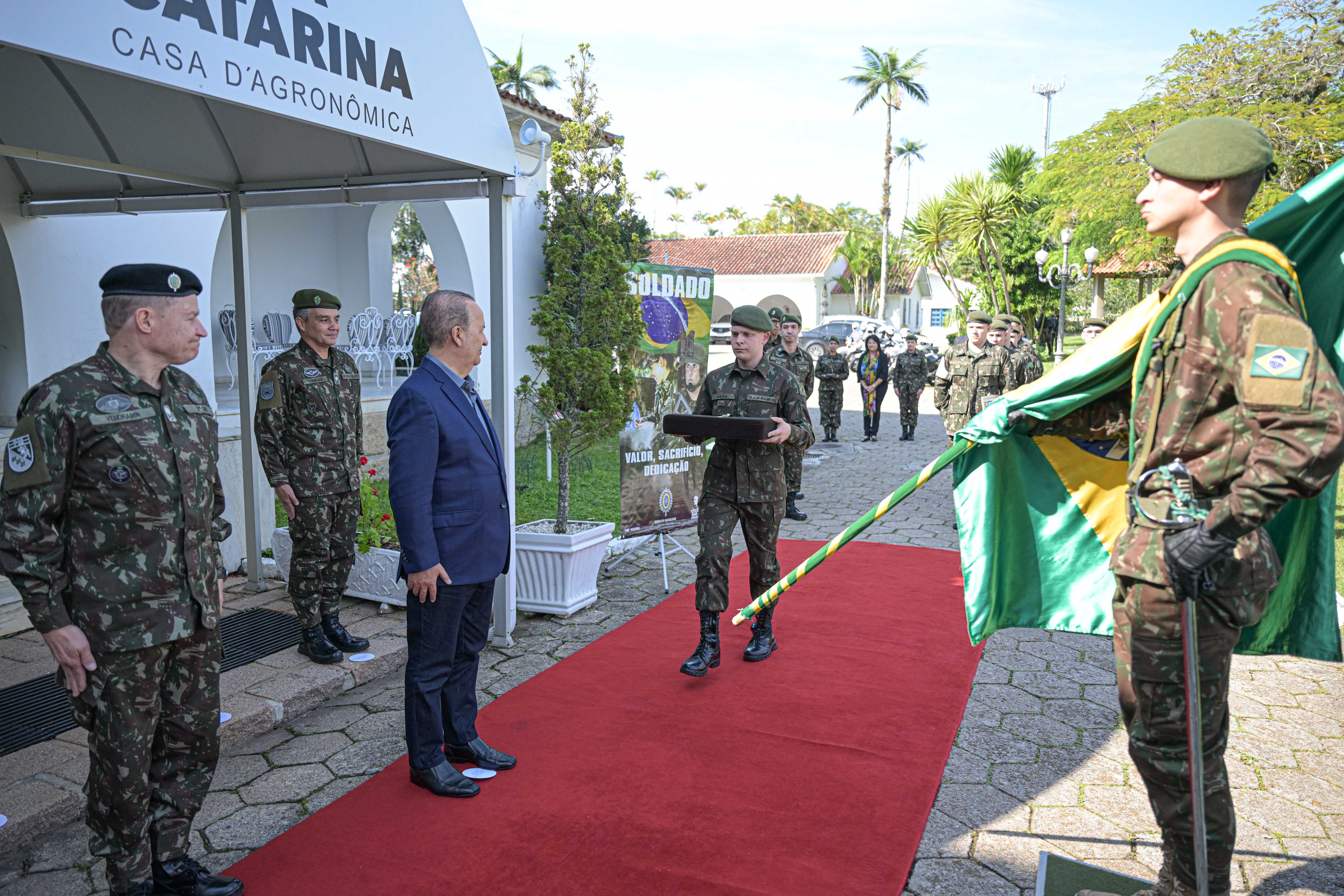 Governador de SC é agraciado com a Medalha Exército Brasileiro - ACN -  Agência Catarinense de Notícias