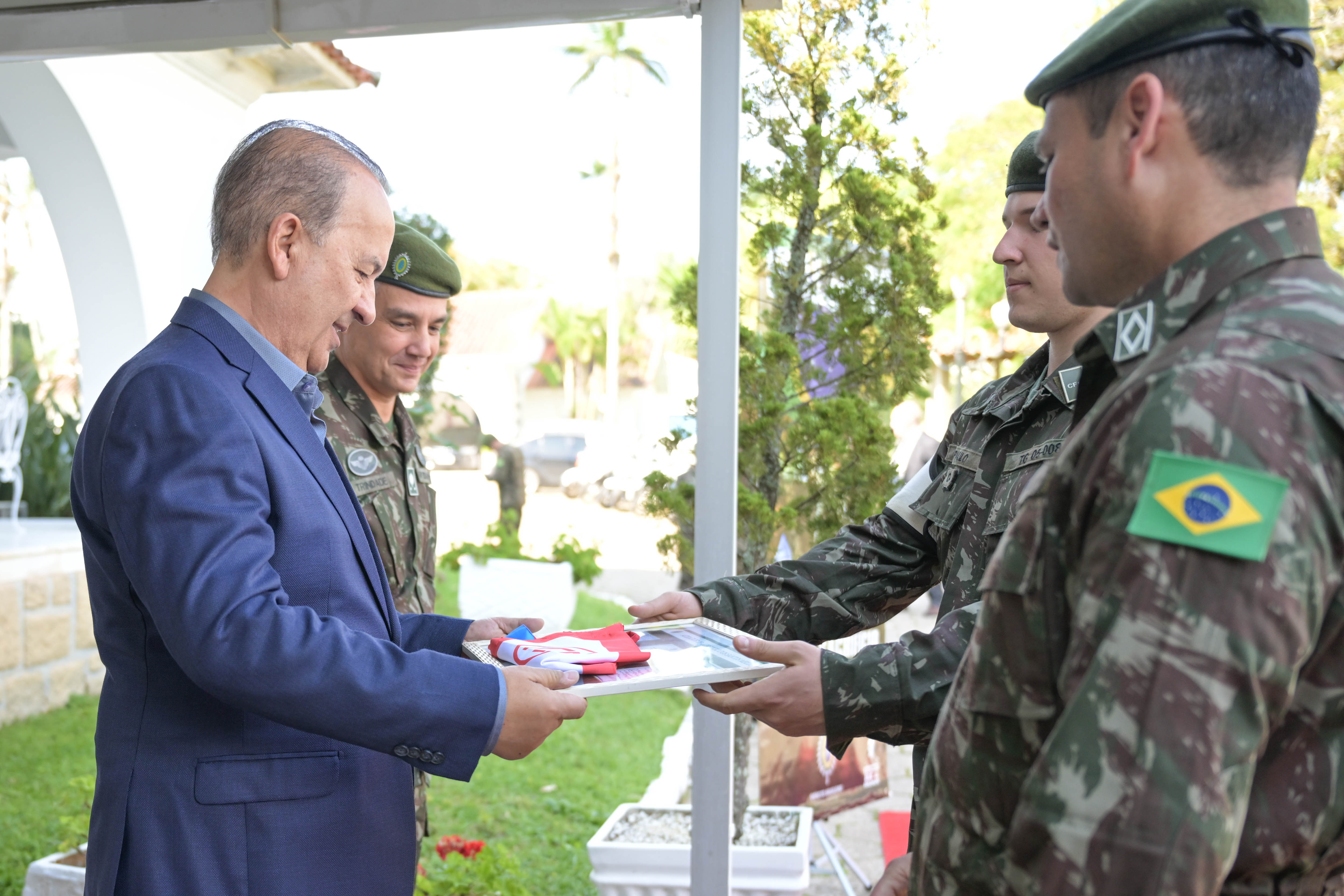 Governador de SC é agraciado com a Medalha Exército Brasileiro - ACN -  Agência Catarinense de Notícias