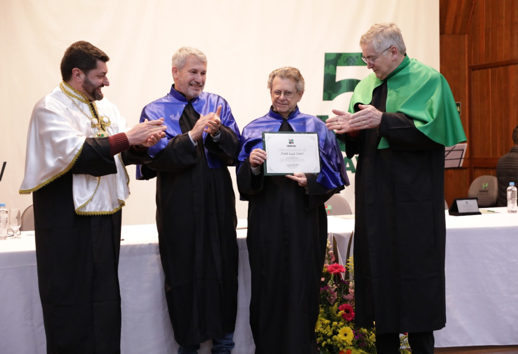 José Luiz Petri é aplaudido ao receber título de doutor honoris causa em sessão solene em Lages