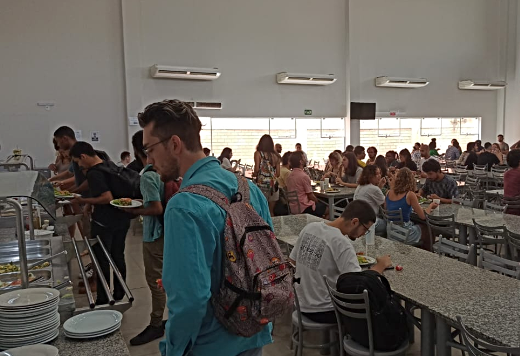 Público se serve no restaurante da Udesc em Florianópolis