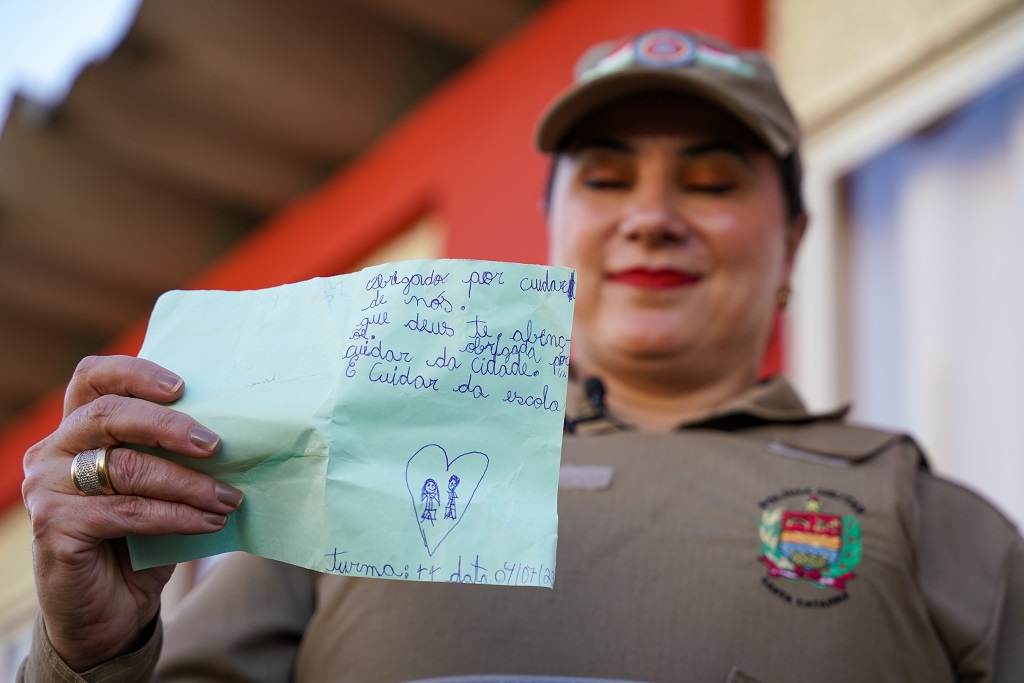 Sargento Cláudia Fraga mostra os bilhetes que recebe das crianças da escola