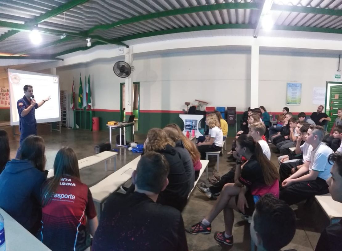 CBMSC em Iporã do Oeste realiza palestras sobre primeiros socorros em escolas da região