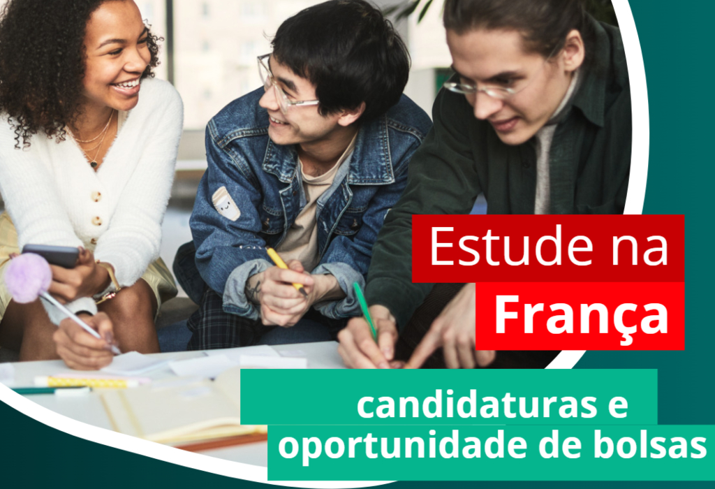 Banner mostra estudantes de diferentes etnias sorrindo ao fazer trabalho em universidade