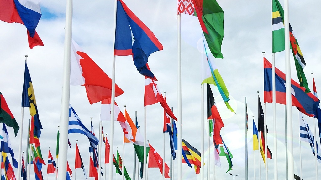 Bandeiras de diversos países lado a lado