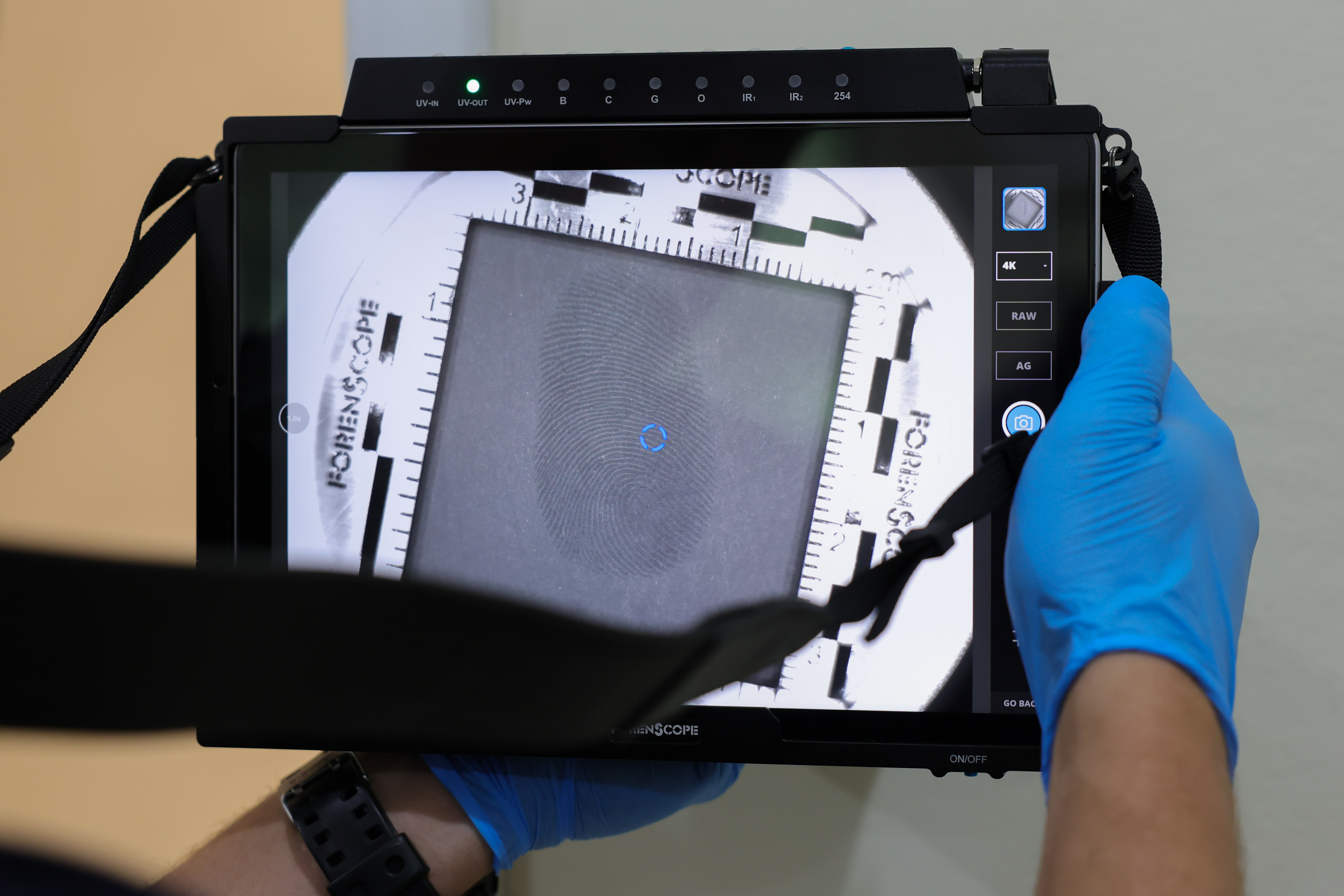 Polícia Científica de Santa Catarina recebe equipamento avançado de papiloscopia para aumentar a chance de captura de impressões digitais.