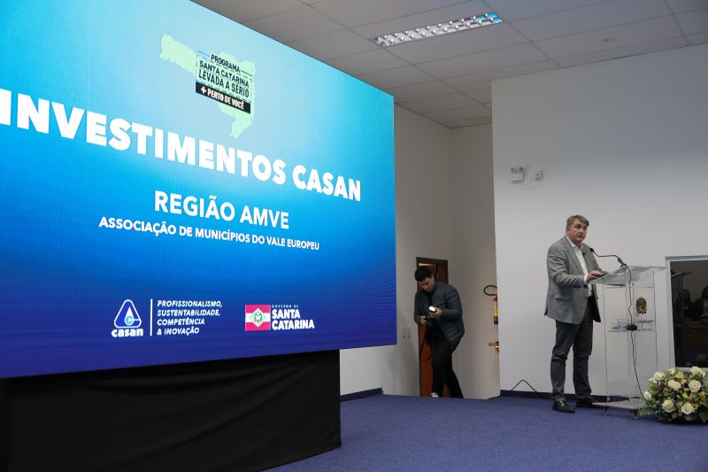 O governador Jorginho Mello anunciou nesta sexta-feira (4) R$ 105,2 milhões em investimentos da Companhia Catarinense de Águas e Saneamento (CASAN) em oito municípios do Vale Europeu. O plano de obras e melhorias nos serviços de água e de esgoto foi detalhado aos prefeitos da AMVE (Associação de Municípios do Vale Europeu) durante rodada do Programa Santa Catarina Levada a Sério + Perto de Você em Blumenau.