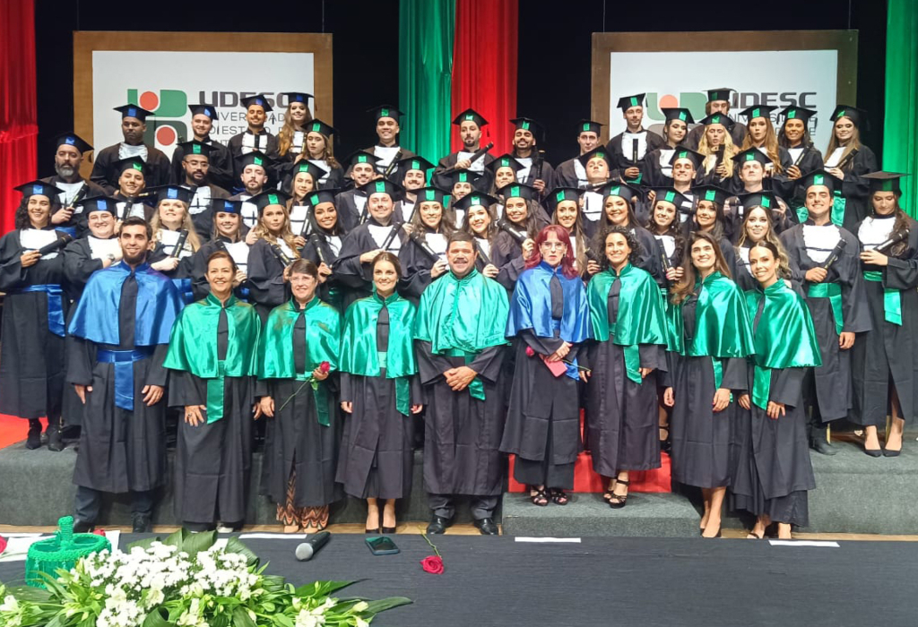 Formandos da Udesc posam para foto após cerimônia