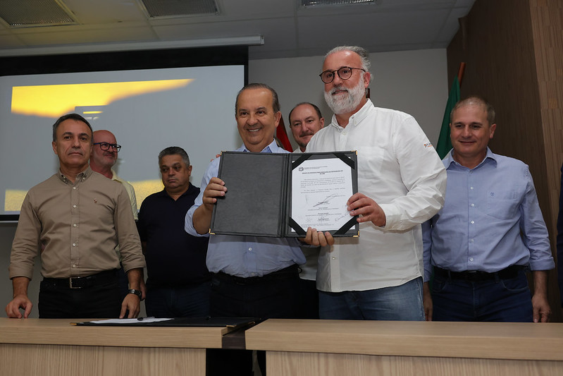 Em Chapecó, Jorginho Mello autoriza obras do Programa Estrada Boa na SC-480 e repassa recursos estaduais para investimentos no município
