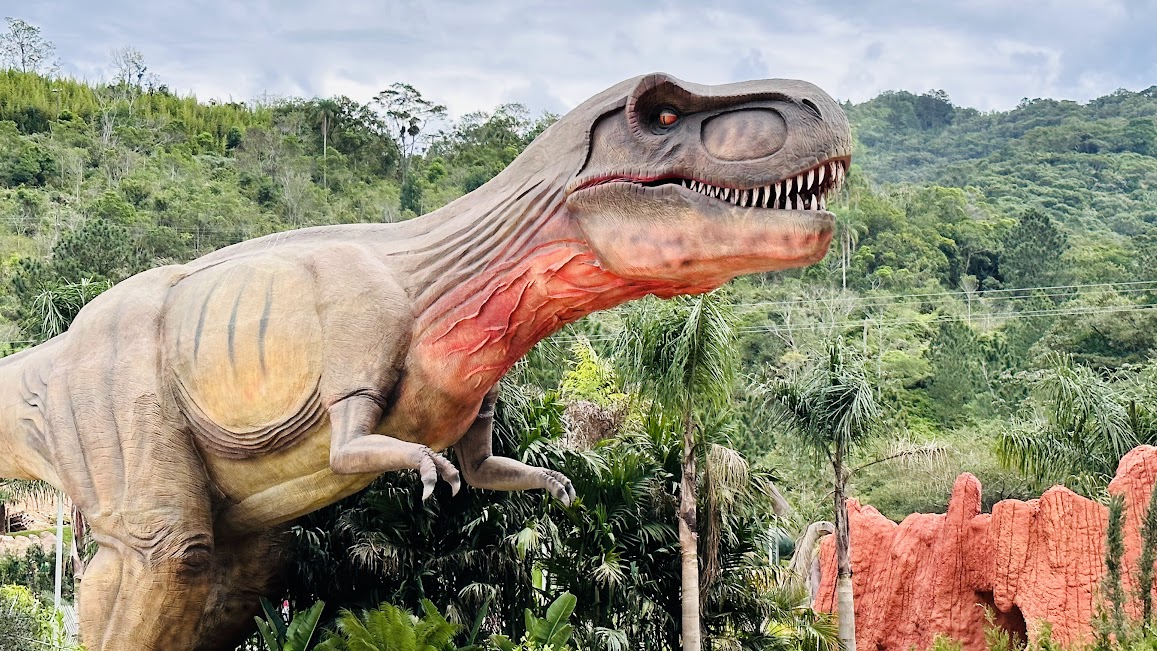 labirinto, ajude o dinossauro a encontrar o caminho certo para o