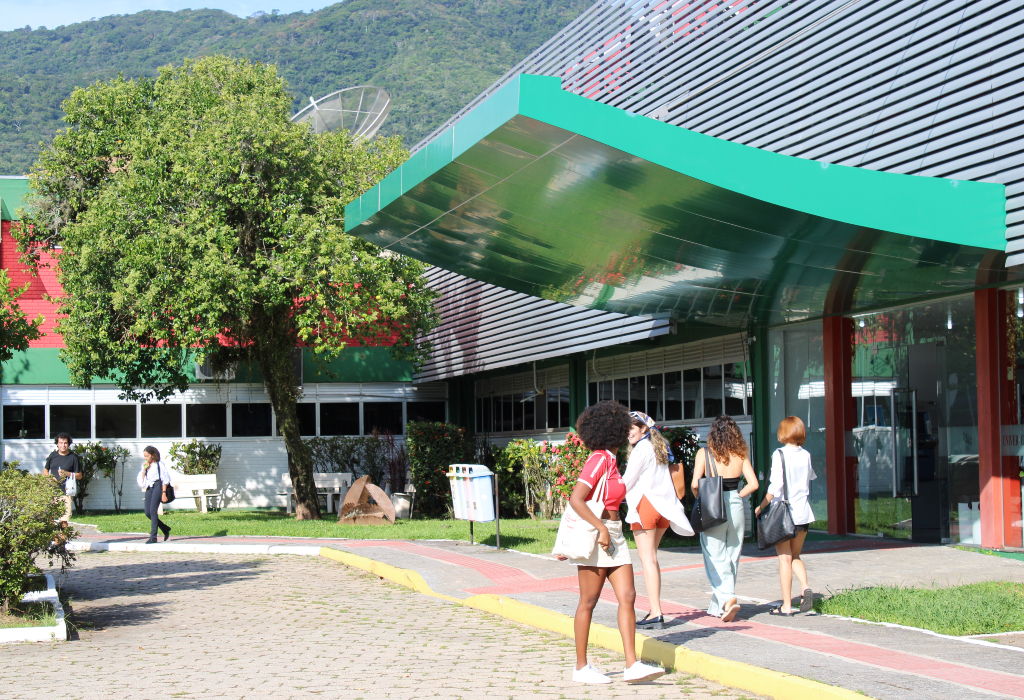 Foto de estudantes da Udesc no campus de Florianópolis