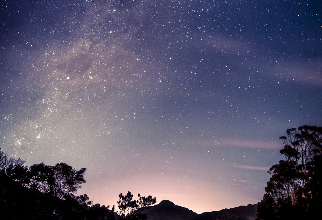 Foto do céu noturno limpo, com várias estrelas