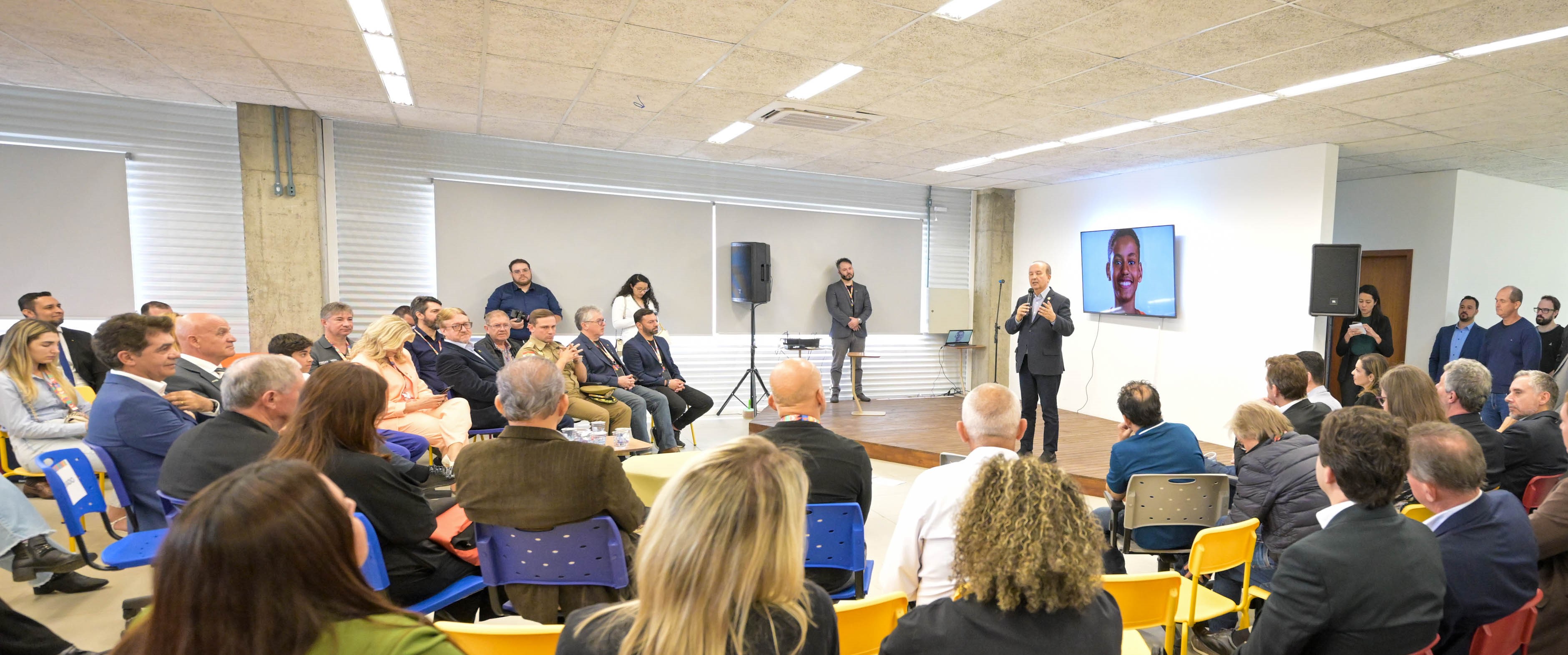 Em Criciúma, governador inaugura Centro Lúdico de Inovação e Criatividade do Bairro da Juventude