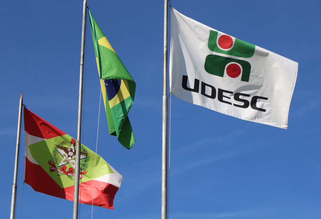 Foto com bandeiras de Santa Catarina, do Brasil e da Udesc