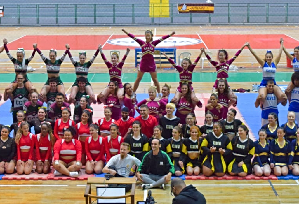 Grupos de cheerleading fazem pirâmides humanas nos jogos da Udesc