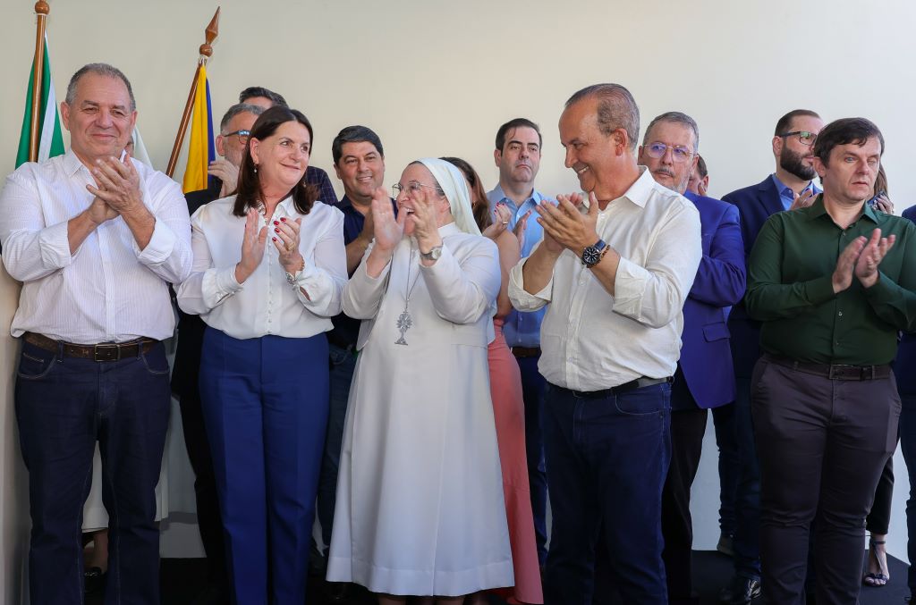 A entrega integral do Complexo Madre Teresa, do Hospital e Maternidade Marieta Konder Bornhausen de Itajaí, está mais próxima. Nesta terça-feira, 30, em ato com a presença do governador Jorginho Mello e da secretária de Estado da Saúde, Carmen Zanotto, foi a vez da inauguração da nova emergência, sendo este o sexto andar da nova torre a ser aberto à população.