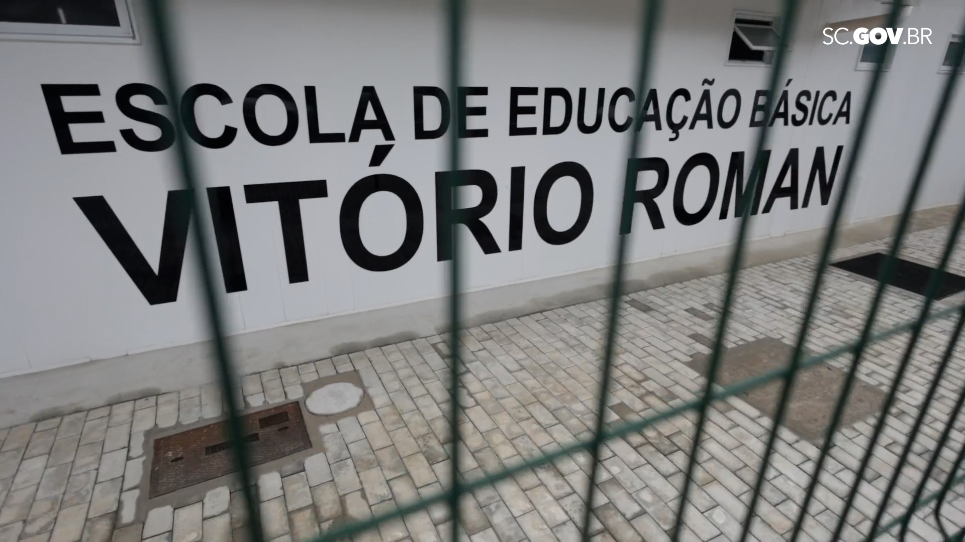 Em Vargem Bonita, governador entrega obras de reforma e ampliação de escola destruída em 2020