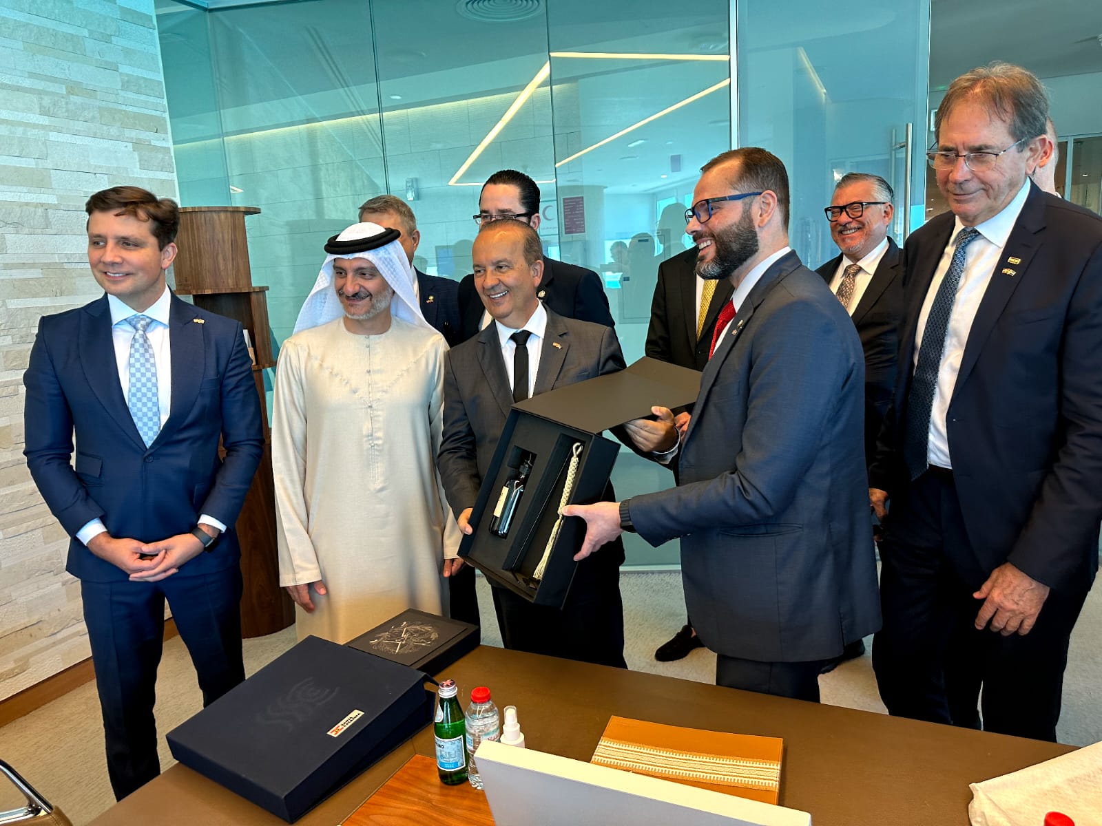 O Governador de Santa Catarina, Jorginho Mello, se reuniu com o Departamento de Turismo de Abu Dhabi nesta quarta-feira, 21, nos Emirados Árabes Unidos, durante a viagem da comitiva catarinense ao Oriente Médio.