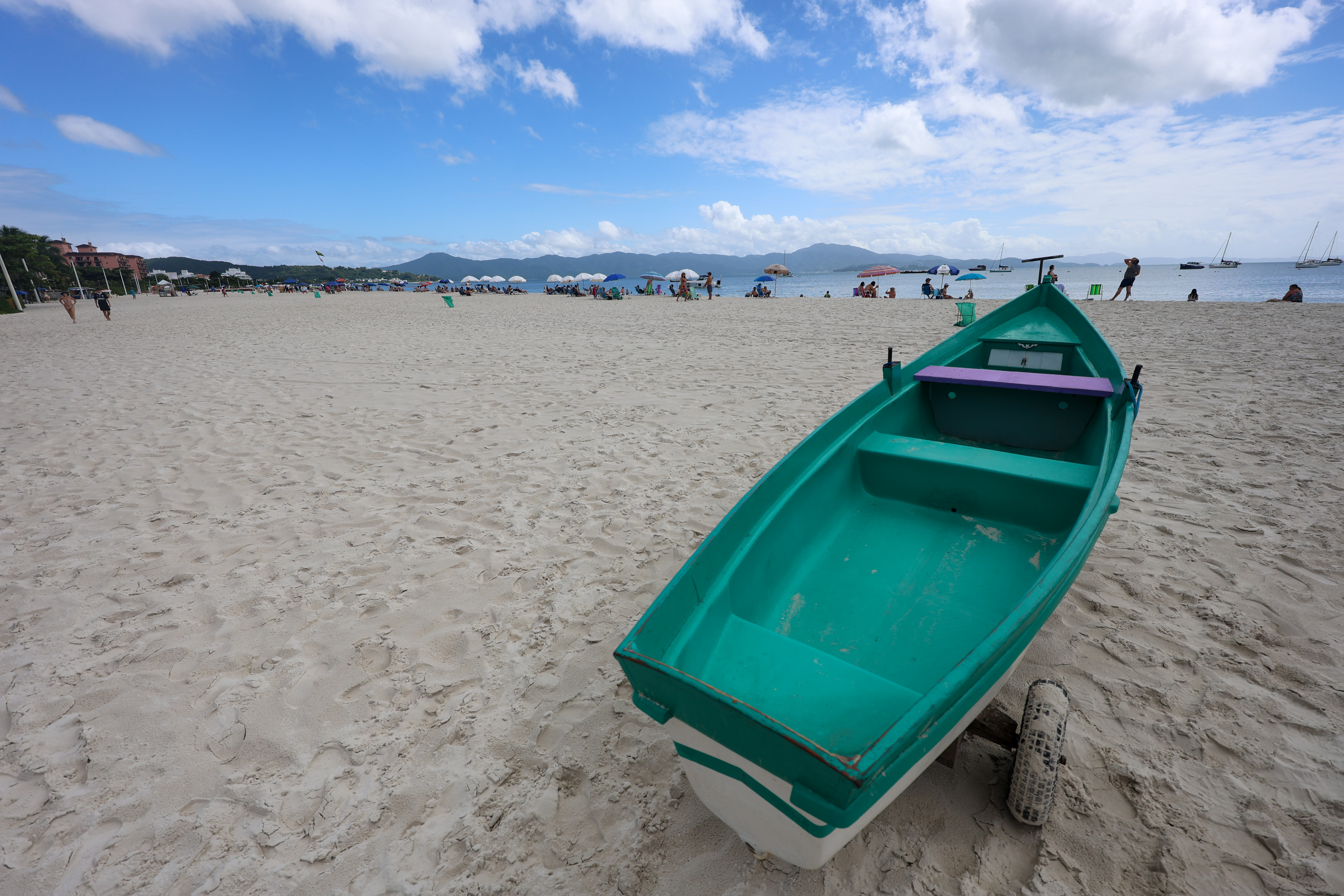 Governo do Estado e prefeitura de Florianópolis inauguram alargamento da faixa de areia da praia de Jurerê