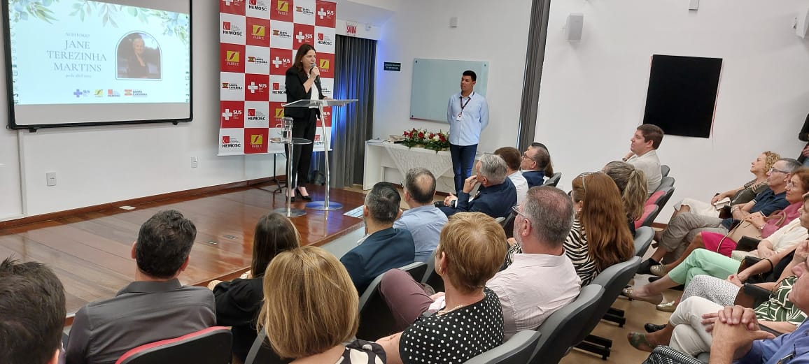 Hemosc Florianópolis inaugura novo auditório e homenageia ex-servidora