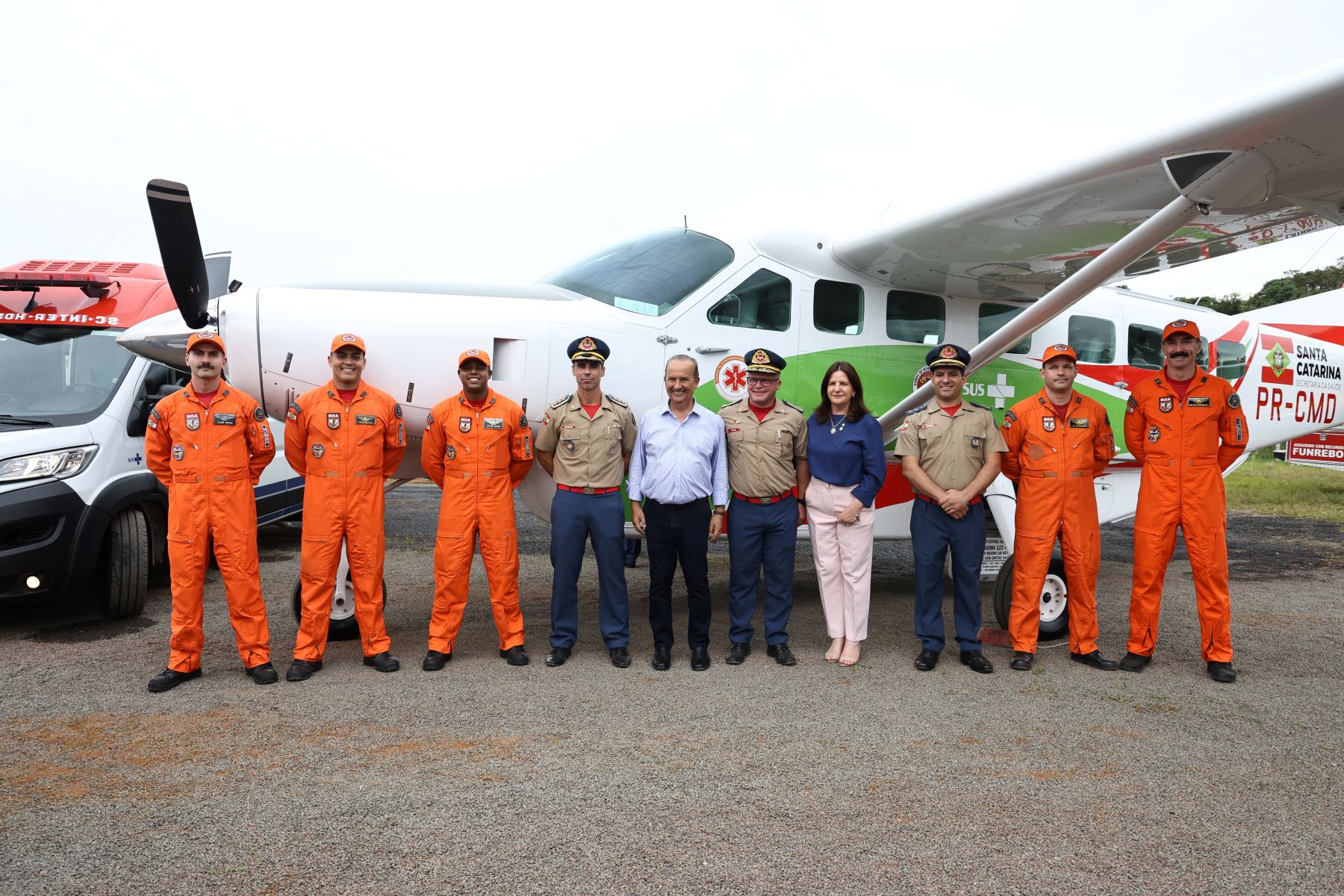 O Governo do Estado está ampliando o serviço aeromédico em Santa Catarina. A partir desta quarta-feira, 10, as emergências das regiões Meio e Extremo Oeste serão atendidas por uma aeronave que terá sua base em Joaçaba. Com mais esta ação, a cobertura aeromédica do estado garante que todo catarinense está a 20 minutos de ser socorrido por uma aeronave, com atendimento rápido e de qualidade. A entrega da aeronave e de uma ambulância inter-hospitalar foi feita pelo governador Jorginho Mello e reforçam os serviços de saúde na região.