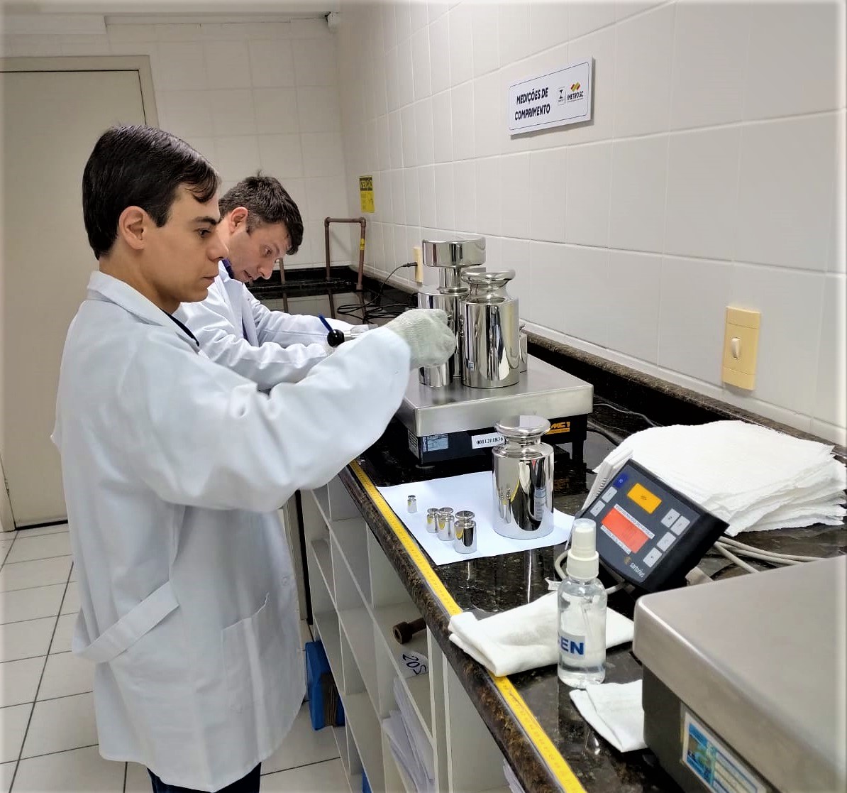 Imetro-SC recebe técnicos do Instituto de Pesos e Medidas do Paraná para calibração de balanças