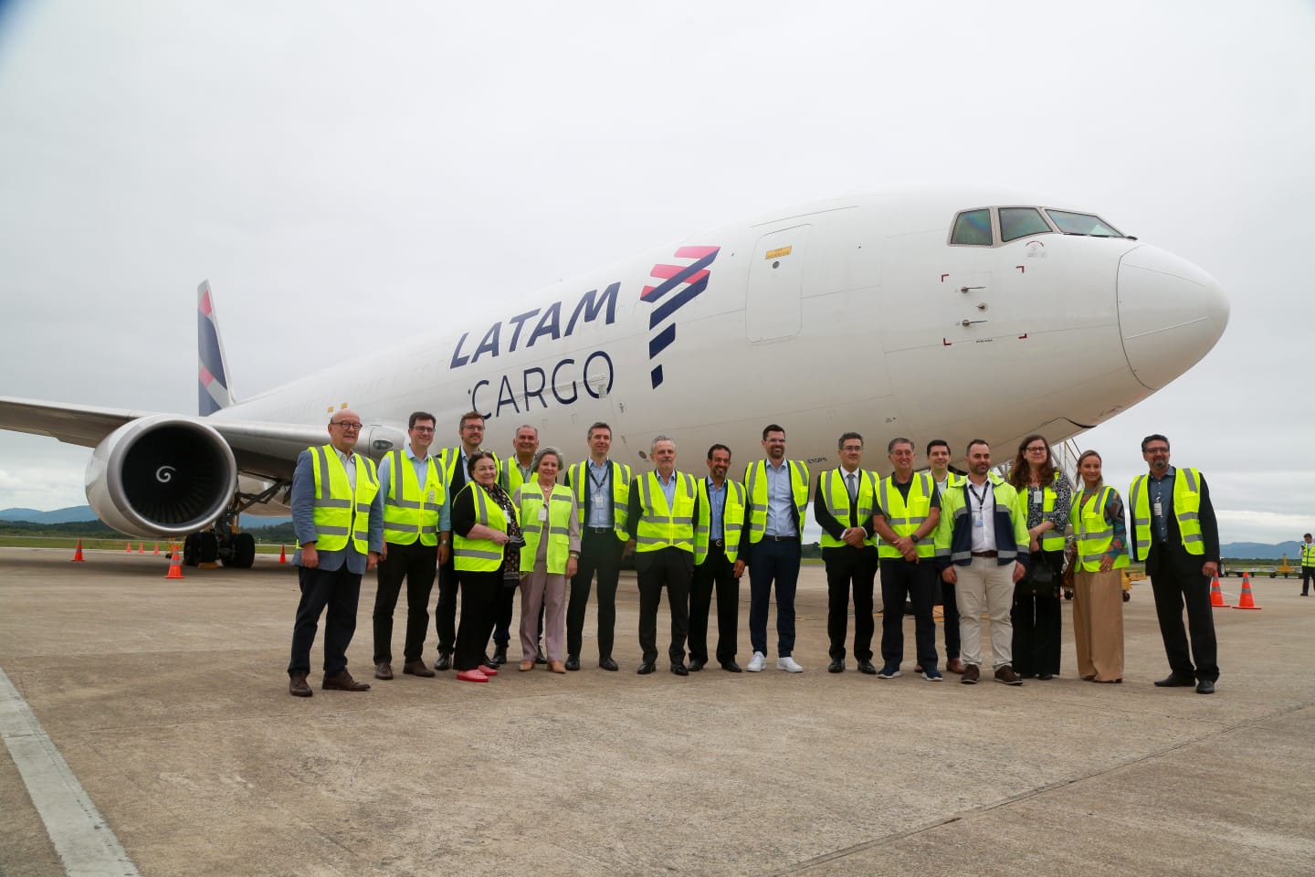 Governador acompanha chegada do primeiro voo cargueiro de rota que conecta Santa Catarina à Europa