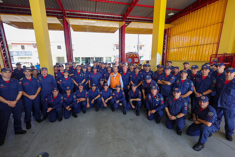 O governador Jorginho Mello esteve na troca de equipe de bombeiros que atuam na missão no Rio Grande do Sul na manhã desta segunda(06) Foto: Roberto Zacarias / Secom