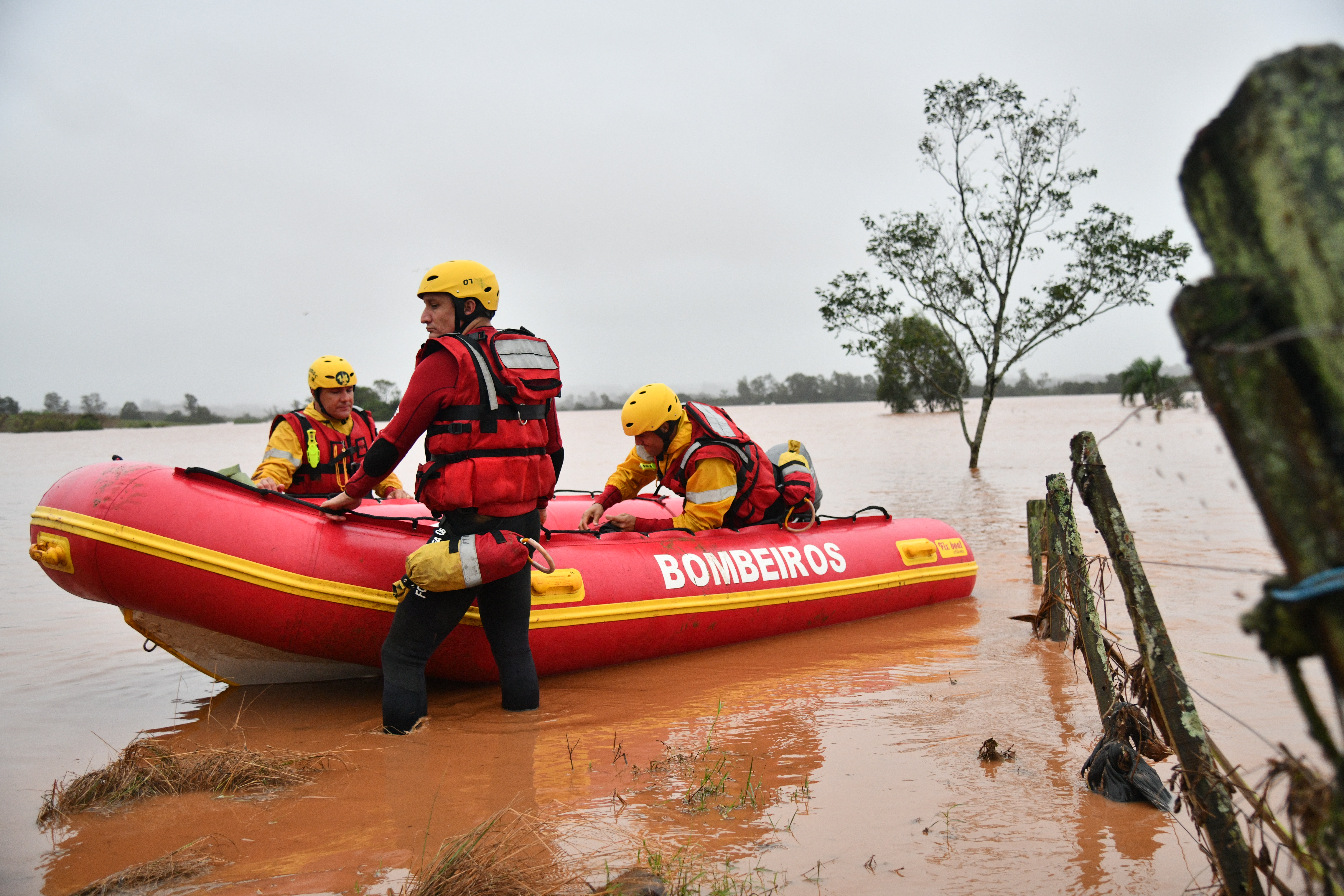 Bombeiros catarinenses resgatam mais de 300 pessoas e 30 animais no Rio Grande do Sul