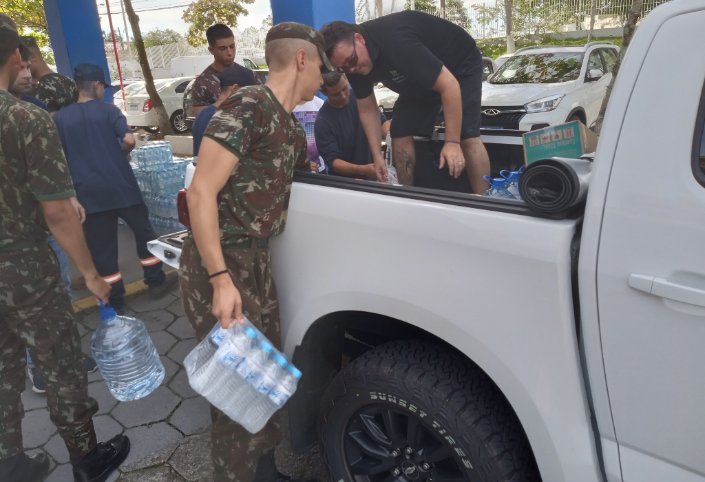 Servidores e estudantes entregaram primeira leva de mantimentos para Exército transportar até RS