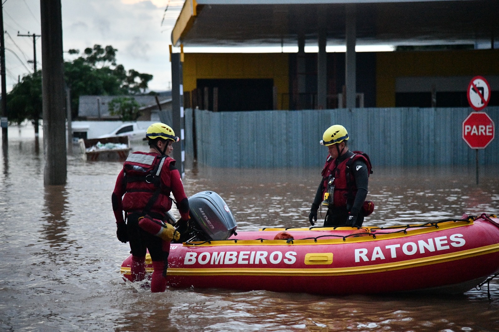 Equipes dos bombeiros militares de SC resgatam 1.555 pessoas em Guaíba no Rio Grande do Sul e 200 animais com vida