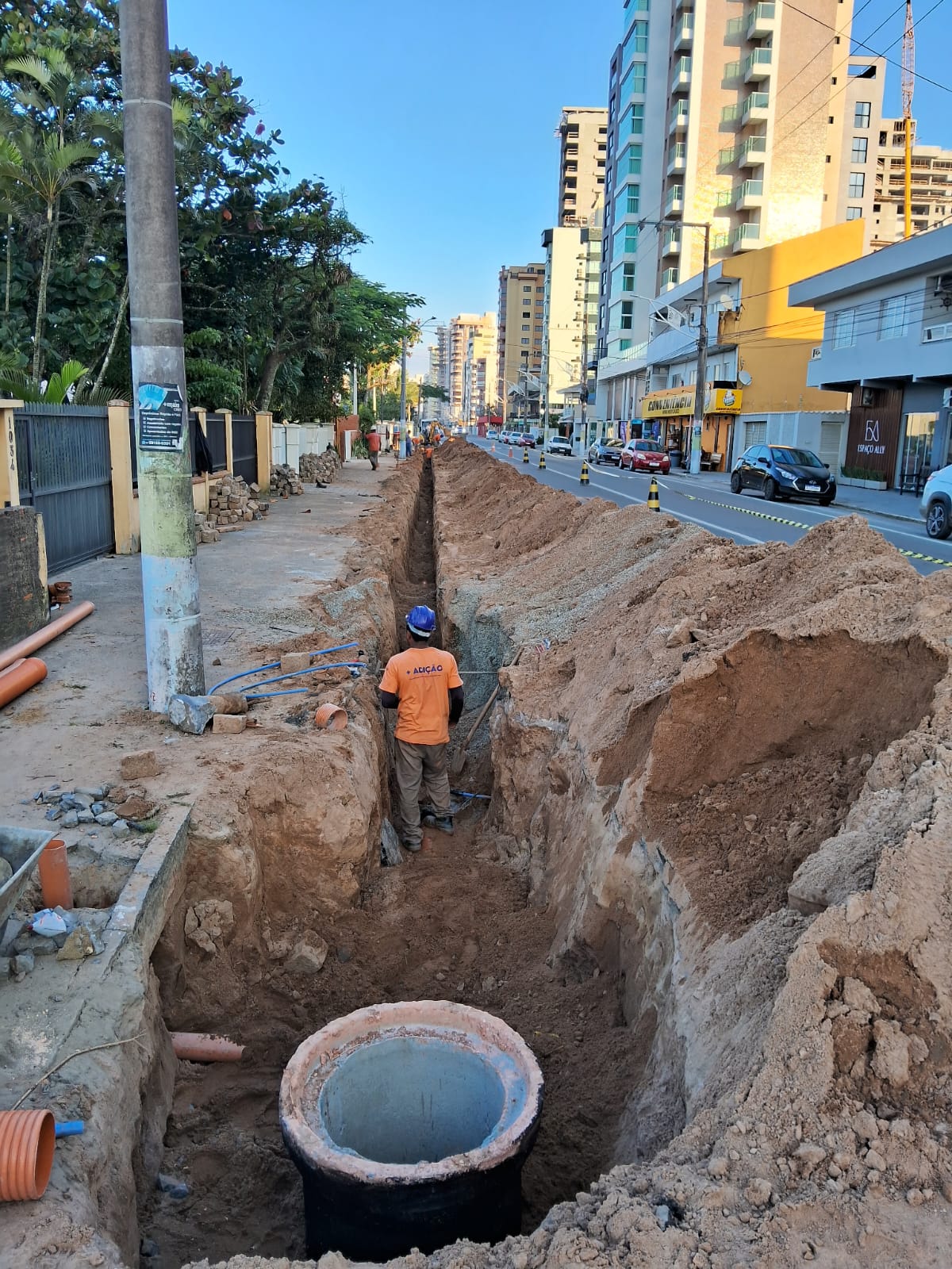 CASAN avança com a rede coletora de esgoto na principal avenida de Balneário Piçarras
