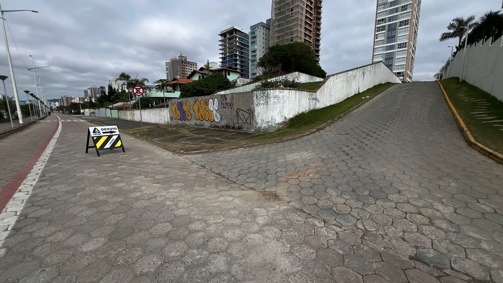 Obras para ampliação de sistema de esgoto exigem alteração no trânsito em Balneário Piçarras
