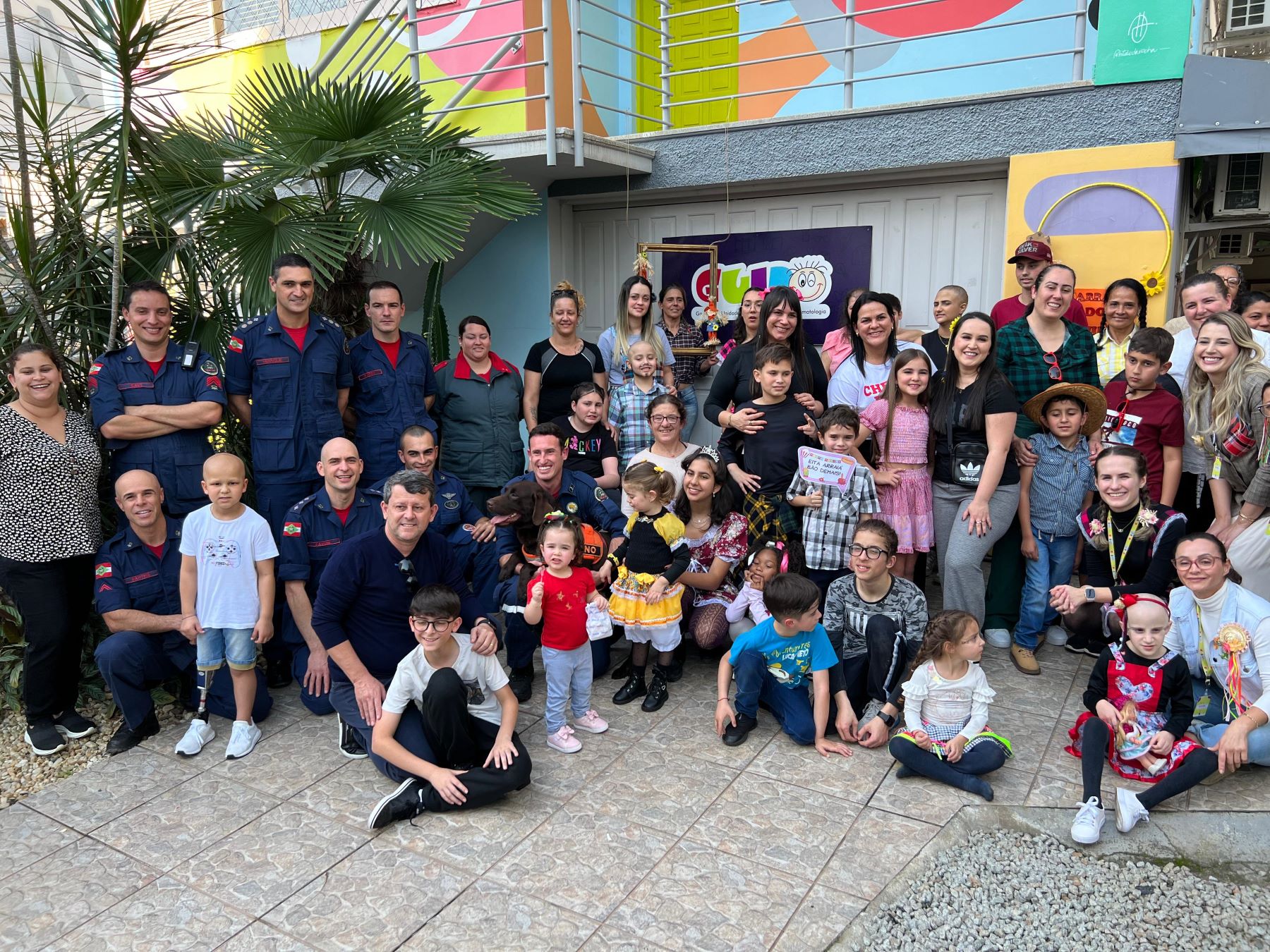 Bombeiros militares levam carinho e sorrisos à instituição dedicada ao apoio a crianças com câncer em Criciúma