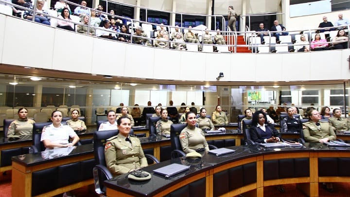 Policiais militares são homenageadas na Alesc pelos 40 anos de ingresso das primeiras mulheres na corporação