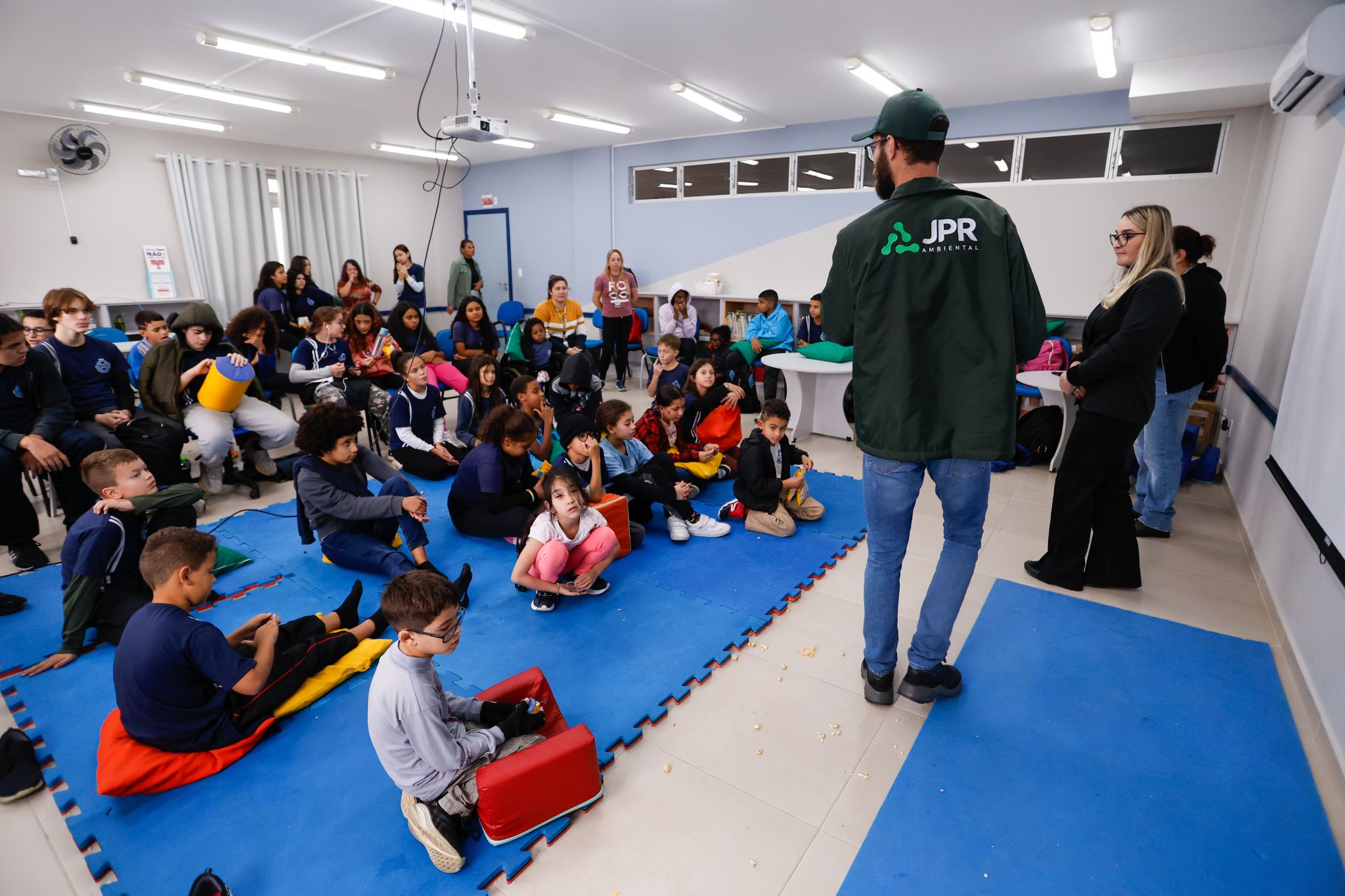 Alunos assistindo a sessões de Cine Escola