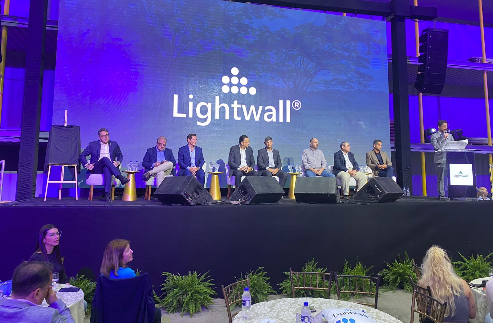 Autoridades no palco durante inauguração de fábrica da Lighwall em Rio Claro