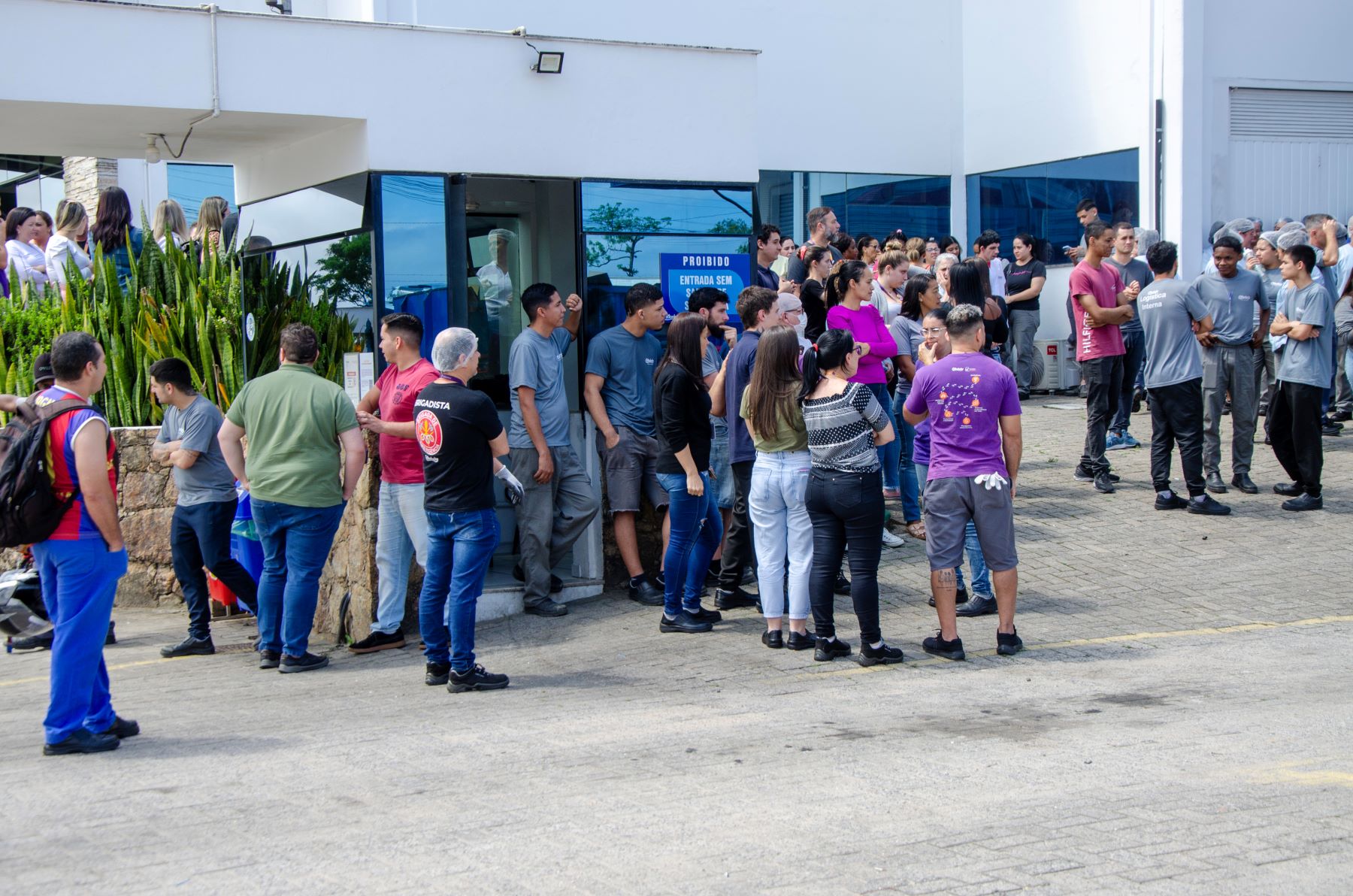 CBMSC realiza simulado de incêndio em empresa de São José e mobiliza cerca de 300 trabalhadores