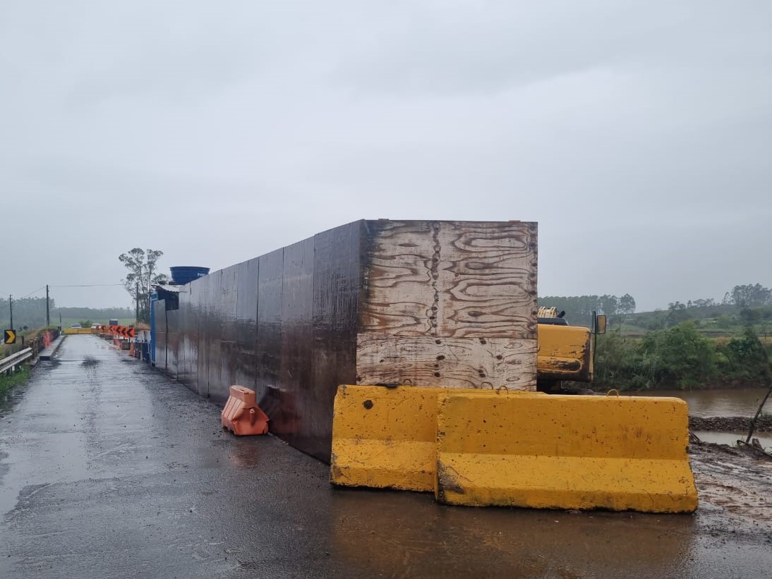 Infraestrutura aguarda nível do rio baixar para retomar trabalhos na ponte entre São João do Sul e Praia Grande