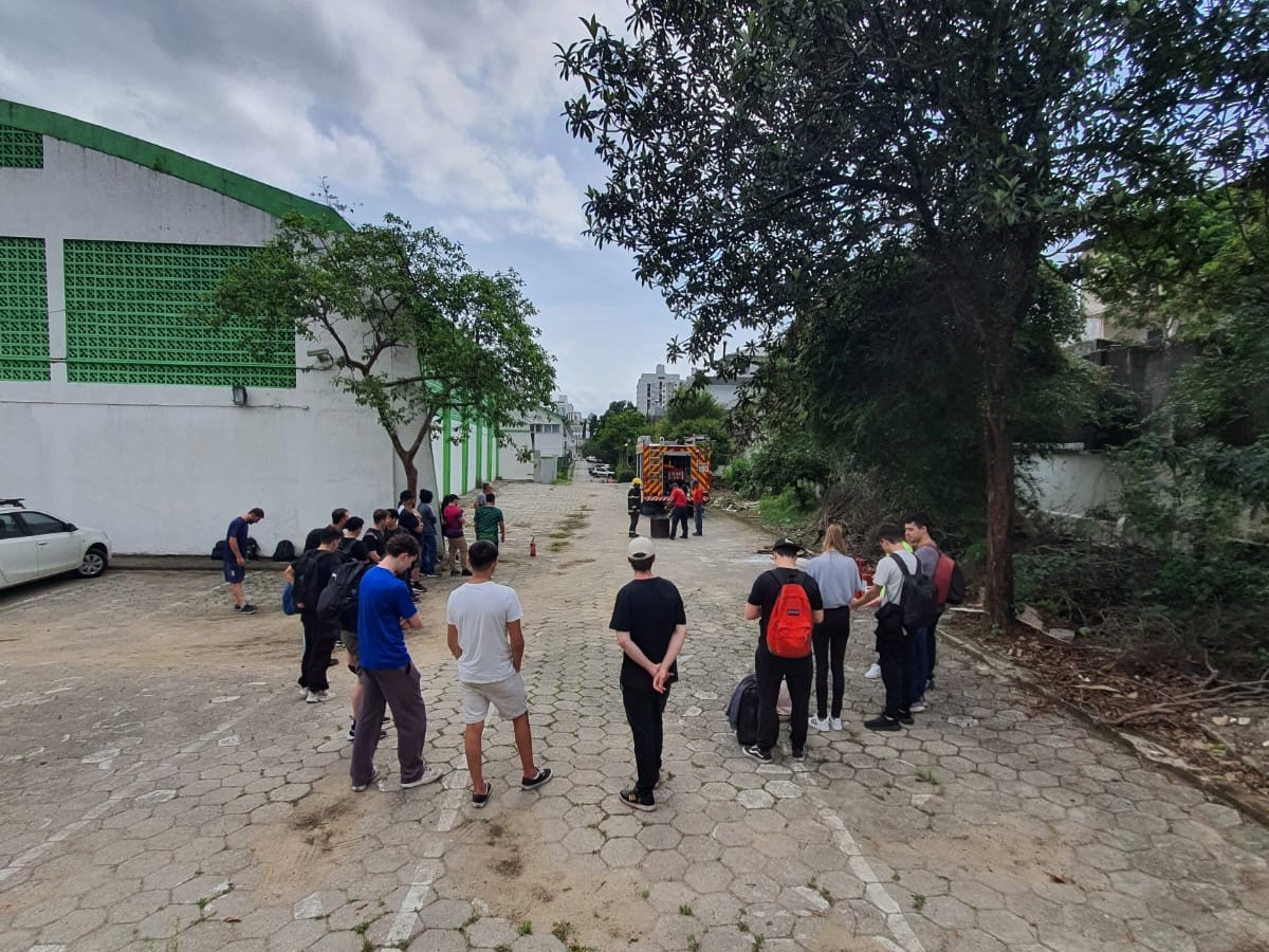 Bombeiros militares realizam instrução de combate a incêndio para alunos do IFSC