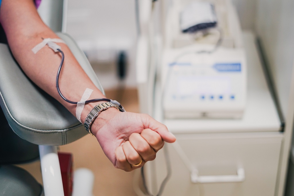 Doador de sangue no Hemosc durante o processo de coleta de sangue.Doador de sangue no Hemosc durante o processo de coleta de sangue