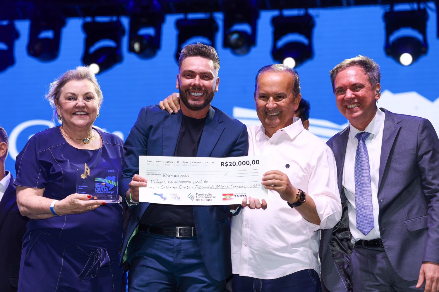 Festival Sertanejo: dupla do Oeste e cantor do Vale do Itajaí são os grandes vencedores em noite que reuniu 38 mil pessoas