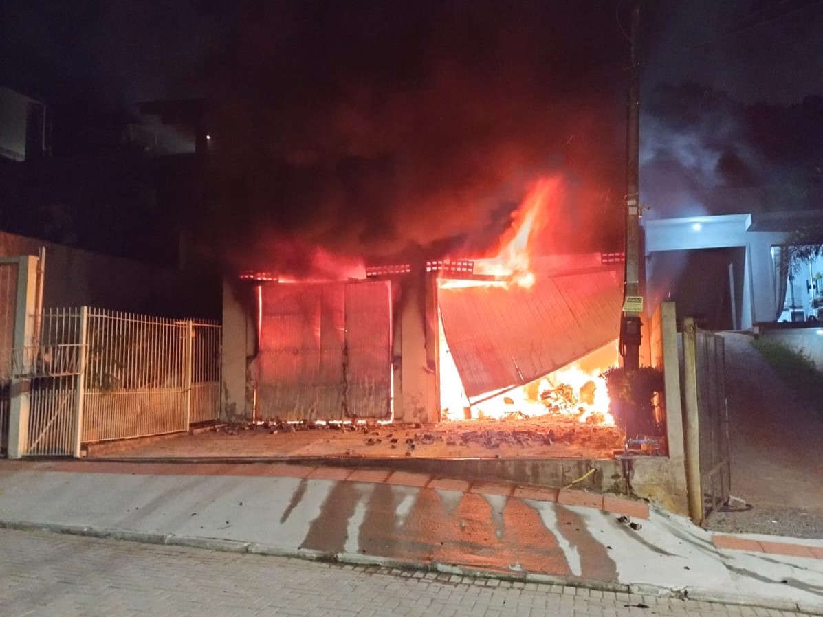 Corpo de Bombeiros Militar de SC atende primeira ocorrência de incêndio em veículo elétrico