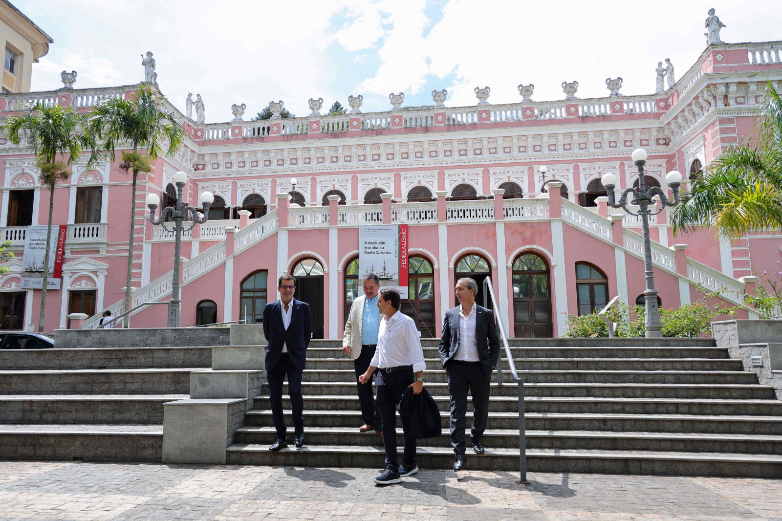 Presidente da Câmara Municipal de Porto, Rui Moreira, visita Palácio Cruz e Sousa junto com o secretário de Articulação Internacional de SC, Paulo Bornhausen