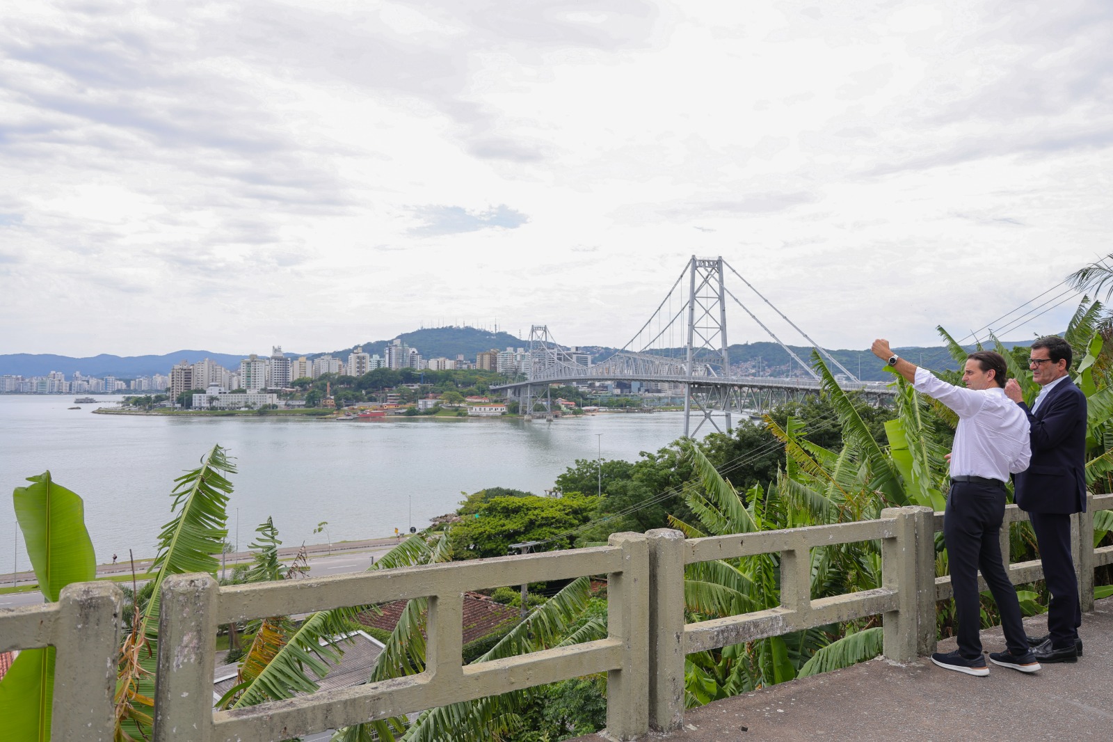 Presidente da Câmara Municipal de Porto, Rui Moreira, visita mirante para a ponte Hercílio Luz, cartão postal de Santa Catarina 