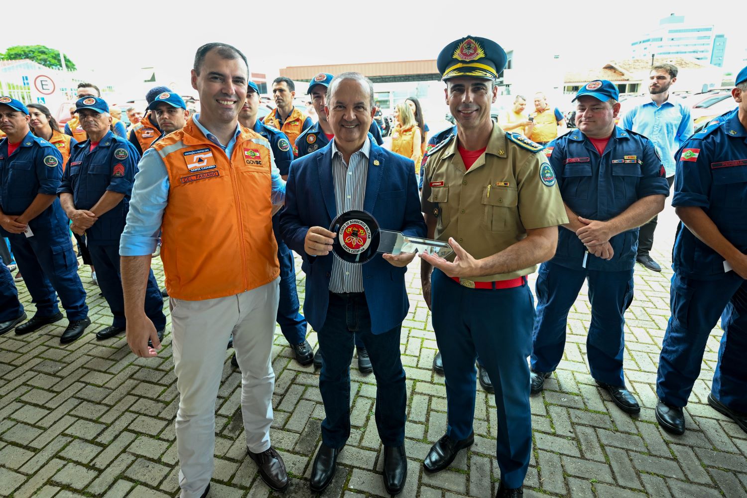 Entrega de caminhonetes para o CBMSC