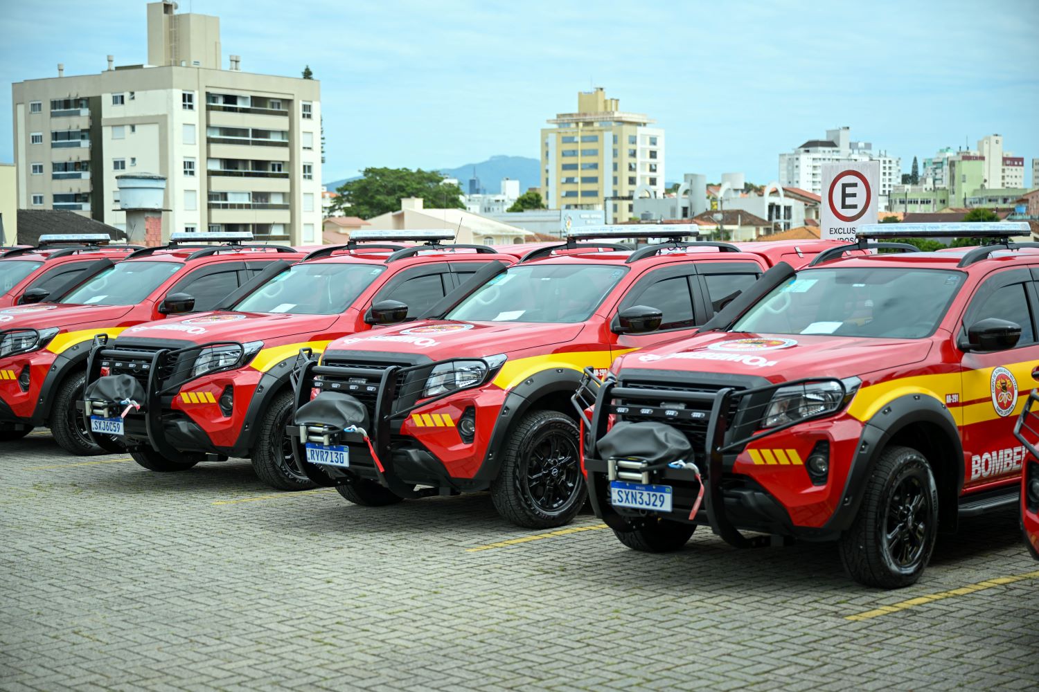 Entrega de caminhonetes para o CBMSC