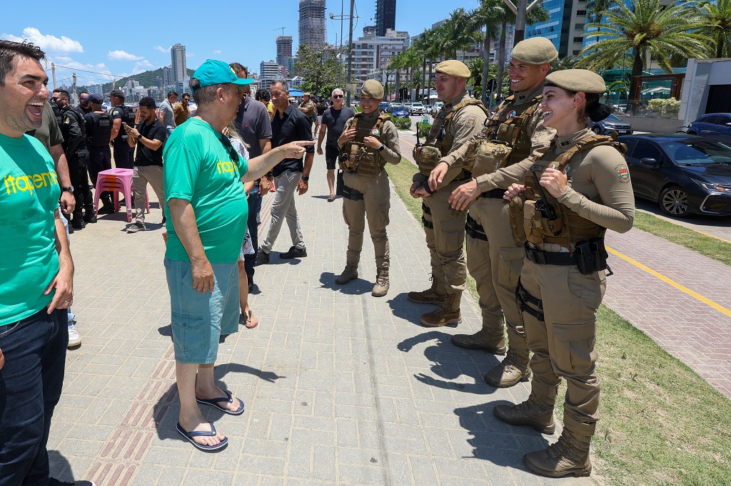 Ainda nesta sexta-feira, 3, o governador Jorginho Mello visitou a orla da cidade de Itapema. Ele percorreu o calçadão e as areias cumprimentando a população e ouvindo os banhistas e comerciantes da área.