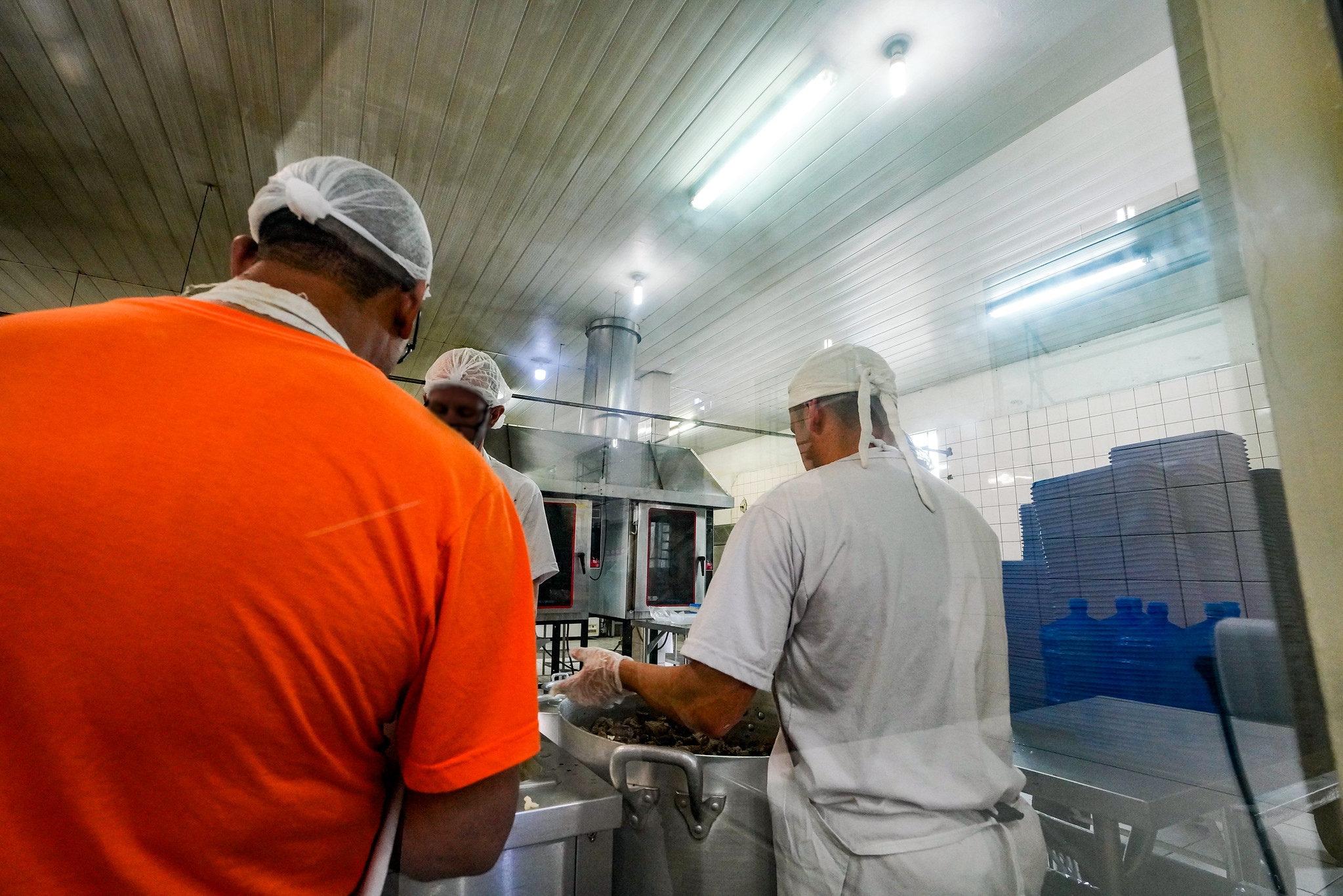 Em São Pedro de Alcântara, SC, convênio com empresas garante trabalho para os apenados na penitenciária local.